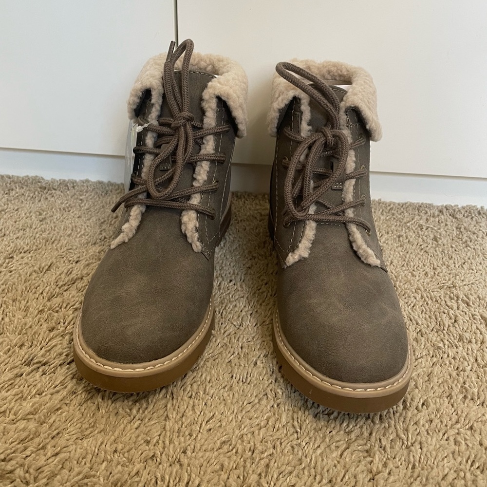 Brown/tan boots